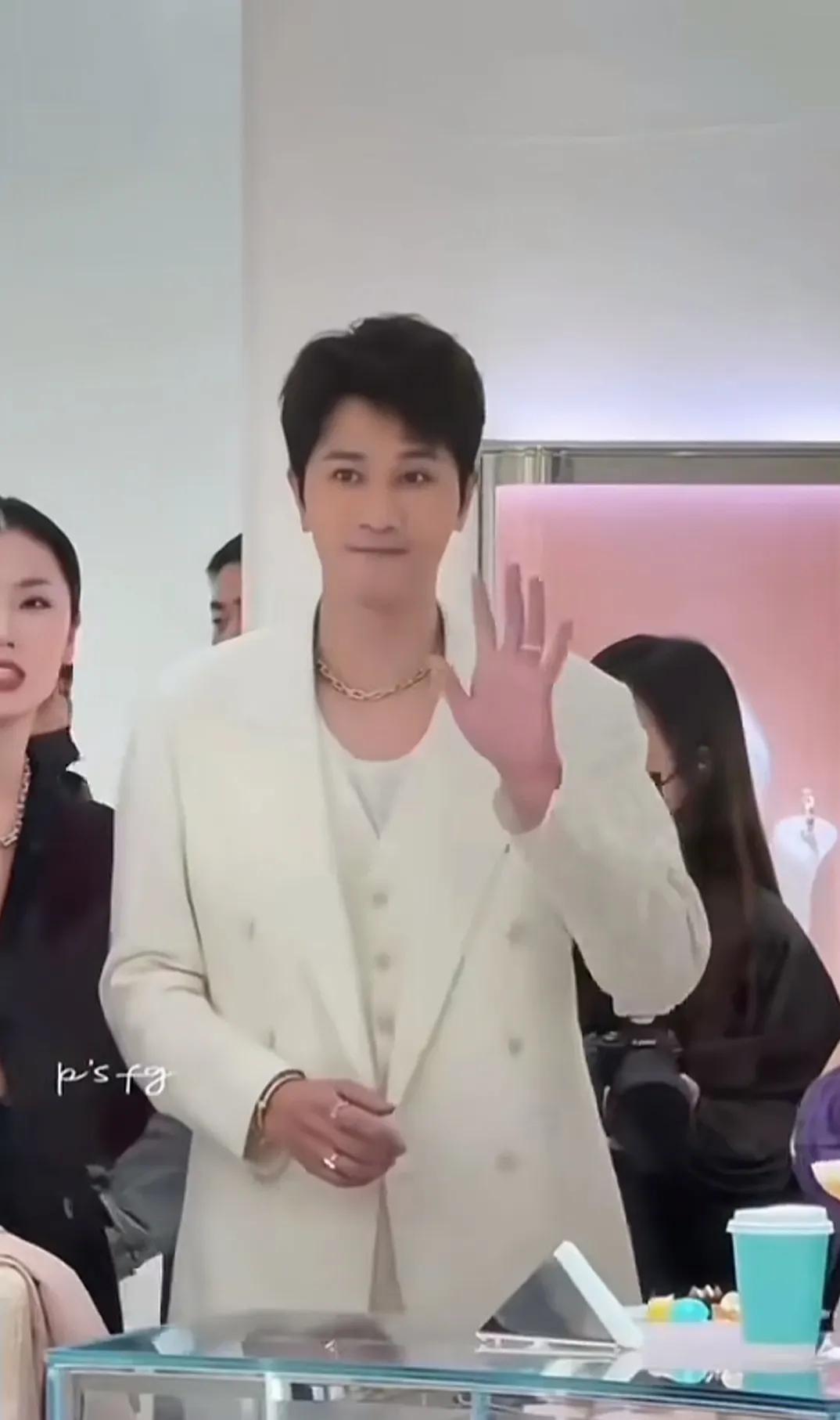 原来他俩是一对

郎才女貌啊