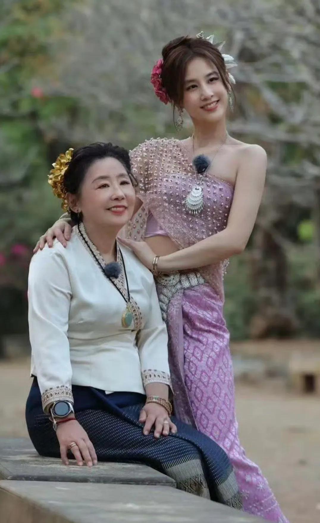 黄圣依和母亲一起在西双版纳拍摄节目
她的妈妈好像傅首尔呀
黄圣依穿傣族服饰真好看