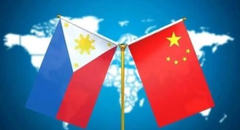 一位美籍华人发文表示：中国不要高看自己，连菲律宾这种小国都敢针对你们，而你们只能