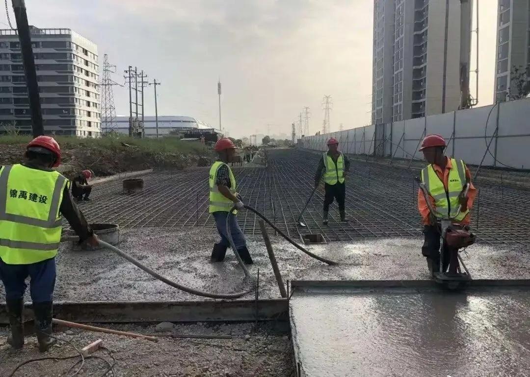 眼下，在秀洲区王江泾镇工业南区，一条连接着民生与发展的新动脉——胜利路东段延伸工