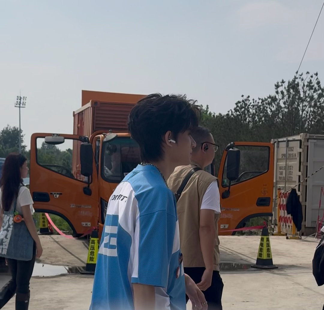 余宇涵看见镜头撤回一个哈欠余宇涵下意识的小哈欠遇上镜头火速收回，小动作俏皮又可爱