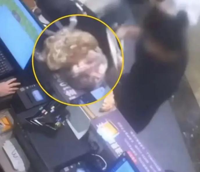 黄浦区自助餐惊现奇葩事：两女子“连吃带拿”被抓包，包里竟藏了400元食材，店长怒
