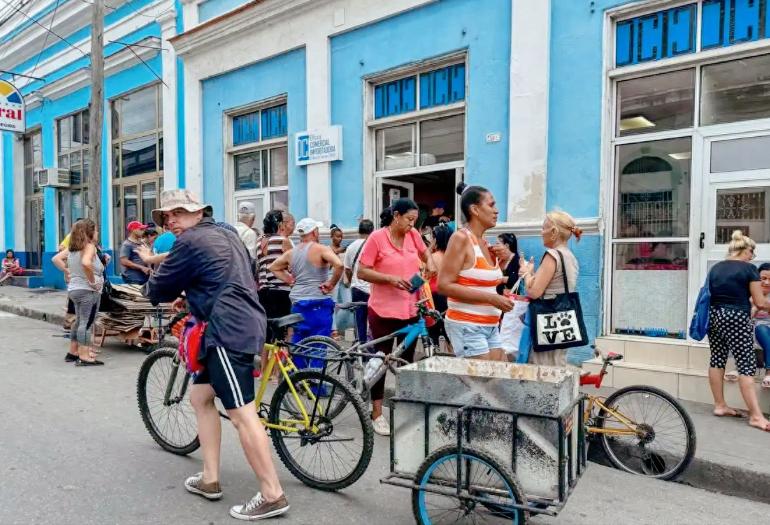 不惹事但绝不怕事，明明不想打仗，却不得不攥紧拳头做好应战准备，这就是是加勒比岛国