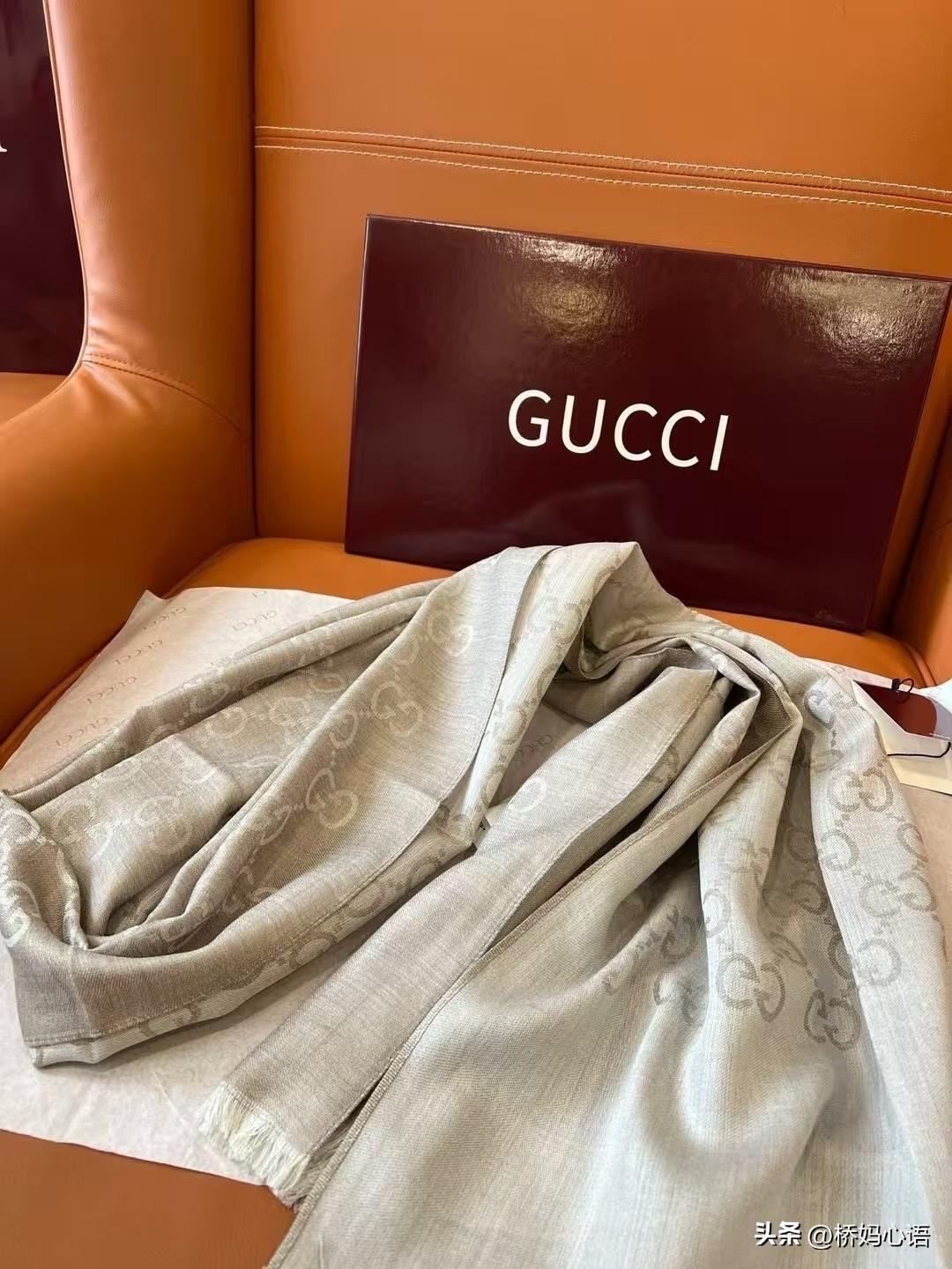 亲家母送给我一条丝巾，我真不知道咋给她还礼。

三八妇女节那天，儿子和媳妇儿请我