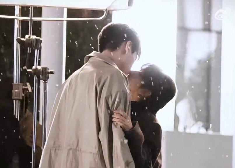 谁还没被《天才女友》的雪中告白创到心巴上啊！漫天飞雪中胡一天低头靠近，田曦薇眼尾