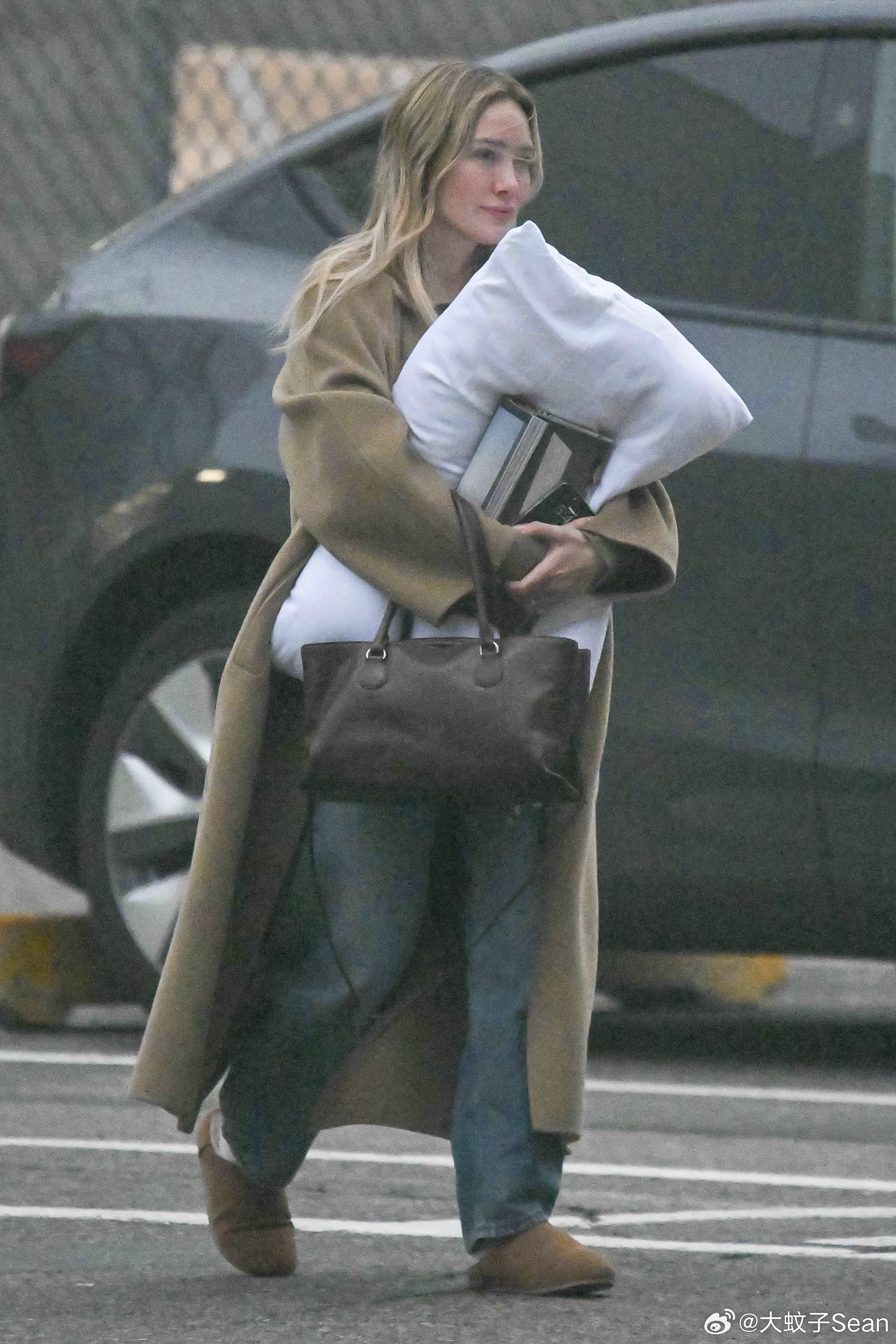 Hilary duff希拉里达芙和老公Matthew koma抵达纽约，准备继续