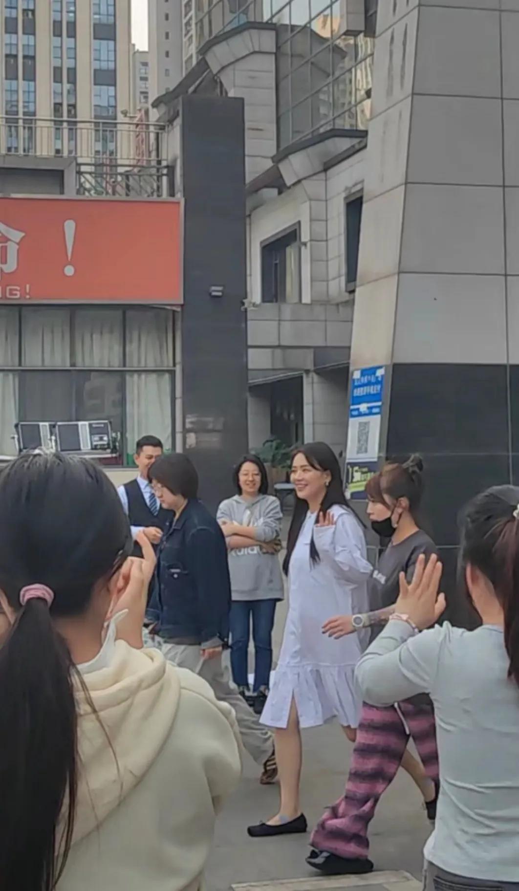 网友在重庆巴南万达偶遇张若昀马思纯拍戏
马思纯又长胖了吗
还是穿这个裙子有点显胖