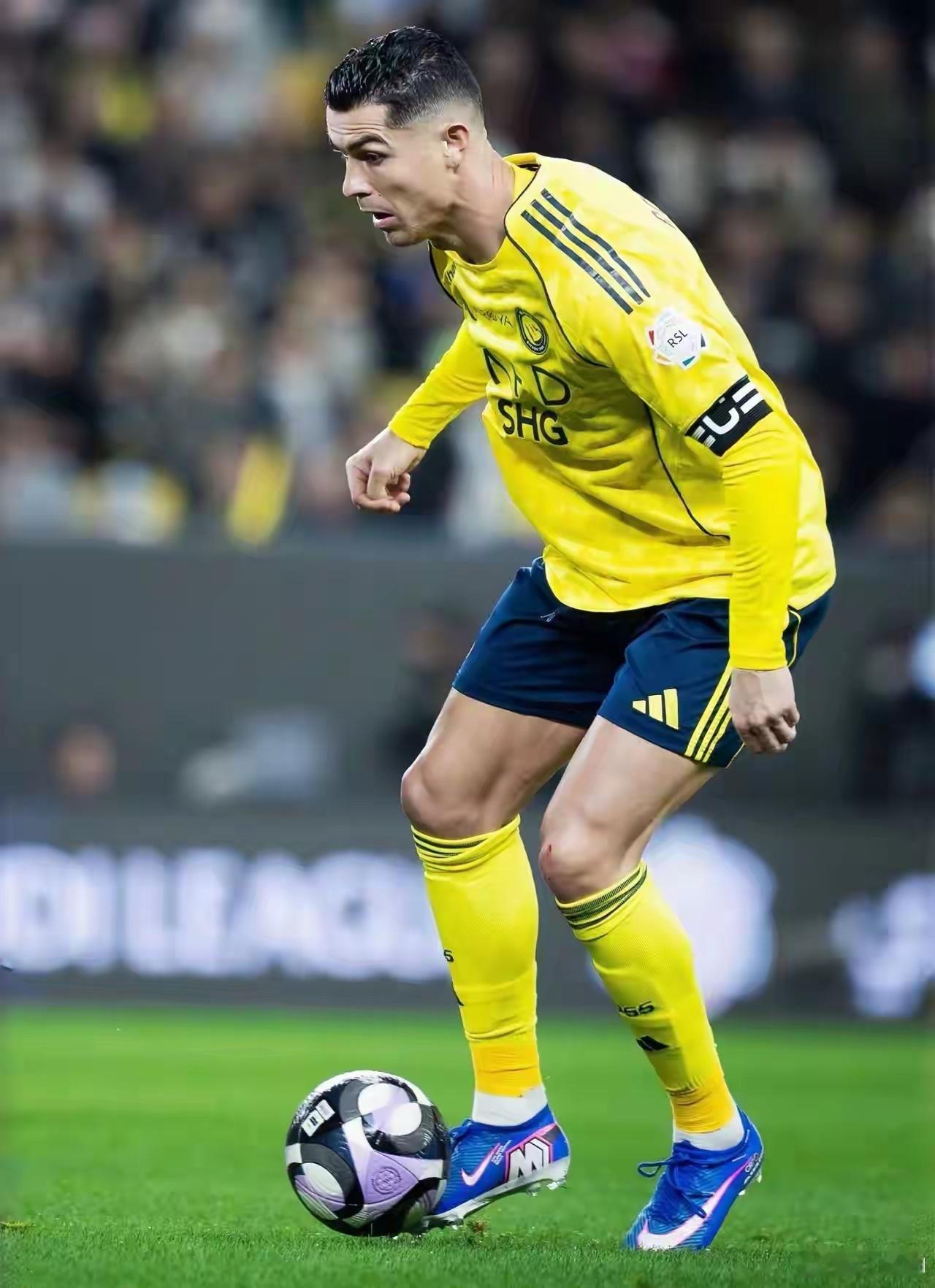 面对沙特联赛排名第15的达马克，C罗果然天神下凡、重拳出击，带领利雅得胜利2-1