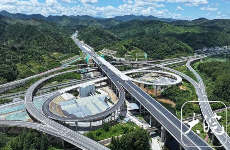 【#德上高速安徽段预计今年年底通车#】眼下正值三伏天，德上高速祁门至皖赣界段建设