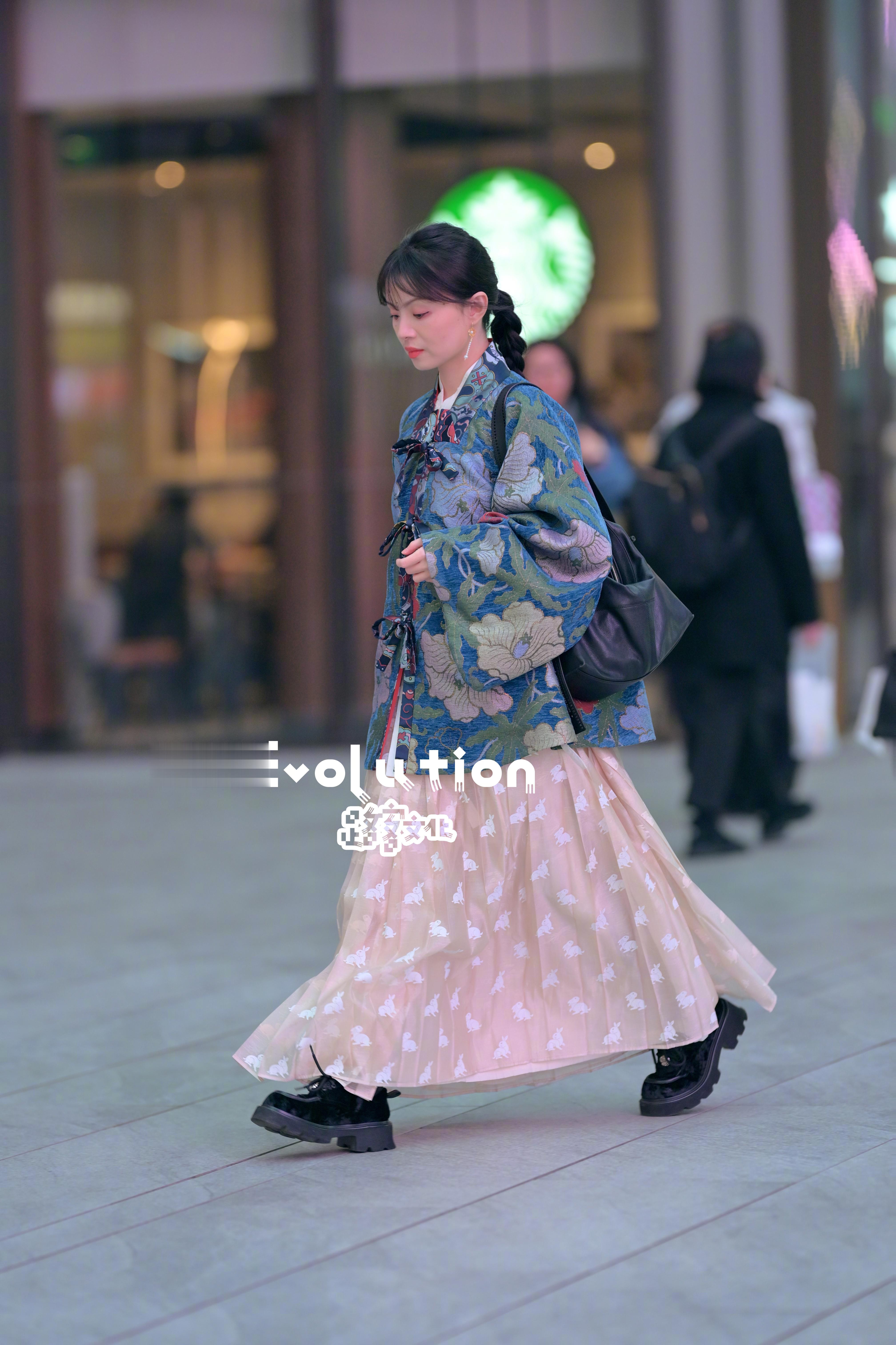 穿搭很有特色哈 