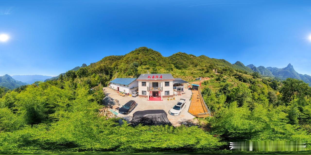 今朝桃花源天柱山，撑起兴山的一方天

你从建阳坪的土地上拔起，
像一根沉默的脊梁