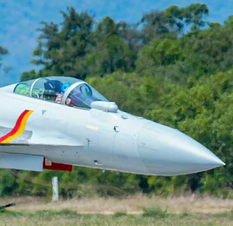 穿戴高空代偿服的歼-15T飞行员，首见烽火问鼎计划制胜空天
