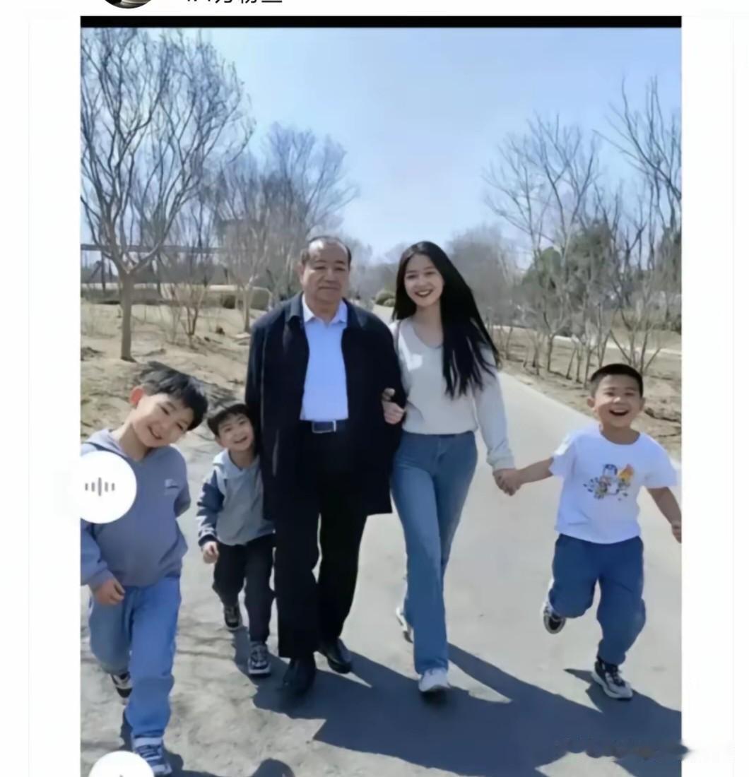 打油诗·村居富贵
 
此人村里一村长，家厚人兴福满堂。
三子嬉游随左右，贤妻相伴