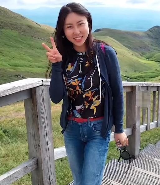 才女贾浅浅被撤销硕士学位后。
 
贾平凹伤不伤心，我不知道。
 
但现在有一个人