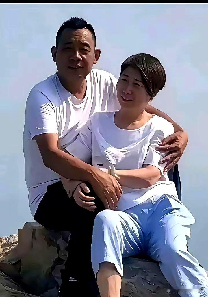 有钱了还不换妻？
一堆人盯着于东来，先把他往“圣人”上抬。

可在负债、店铺起火