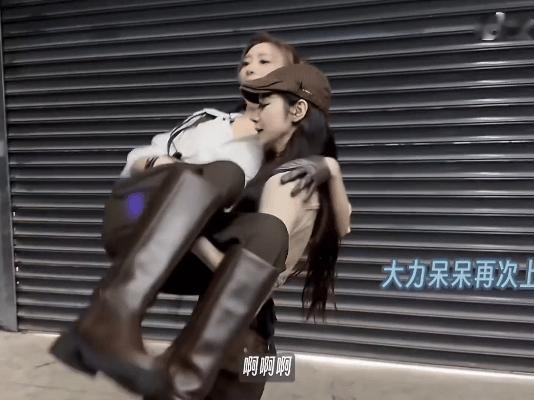 代斯出门在外随地抱女人代斯随地大小抱 代斯这个男友力啊～就这样出门外在随地抱女人