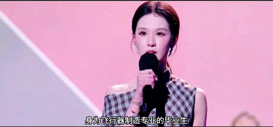 学霸陈都灵微博之夜介绍朱雀三号火箭
在微博之夜的舞台上，演员陈都灵以飞行器制造专