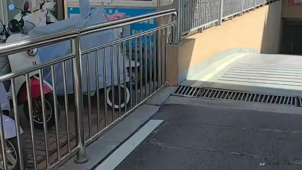 云南昆明，女子喝酒后在小区等候代驾，自己短距离挪车，不慎撞上护栏，被检察院以危险
