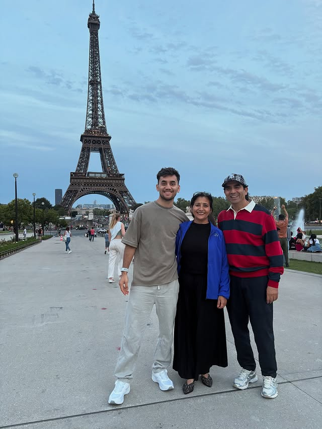 拉克什亚与父母游巴黎🗼 ​​​