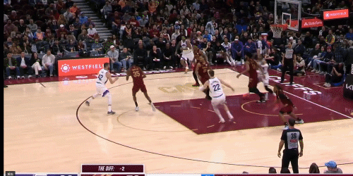 实战罚球线一步扣篮！这球比年轻时詹姆斯那一扣如何？