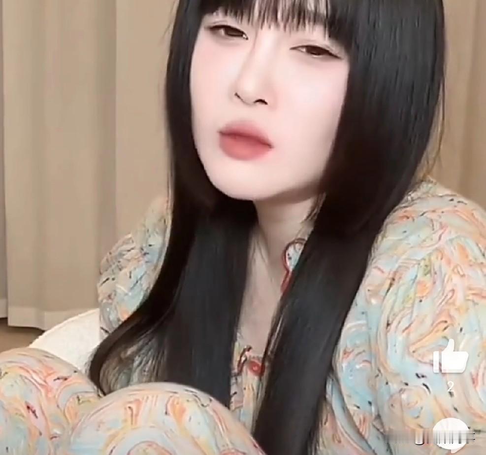 球球自称大咧咧性格想啥说啥，昨天跟宇文泡连麦主动关注他，没有任何架子包袱，但确实