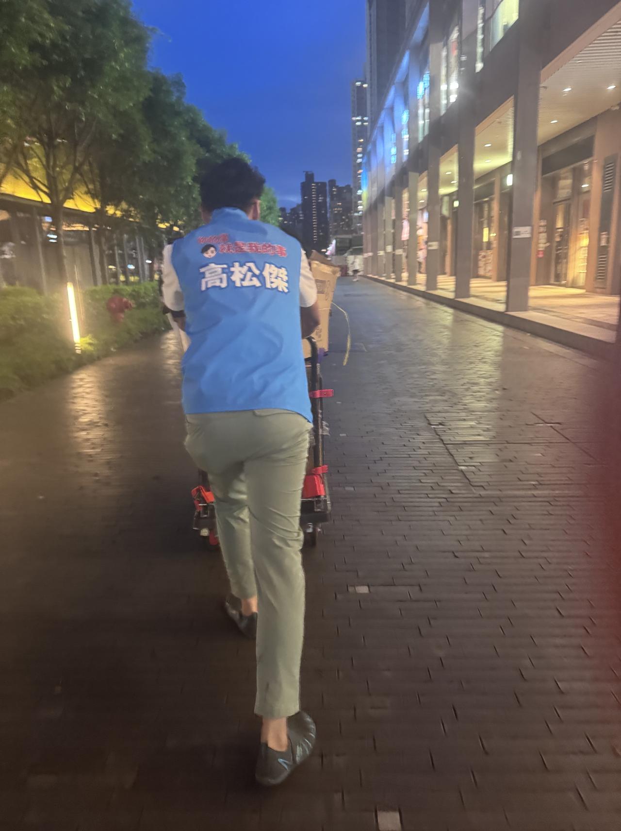这几天也混身湿透🙈
​
香港​天文台中午一度发出红色暴雨警告，于下午2时10分