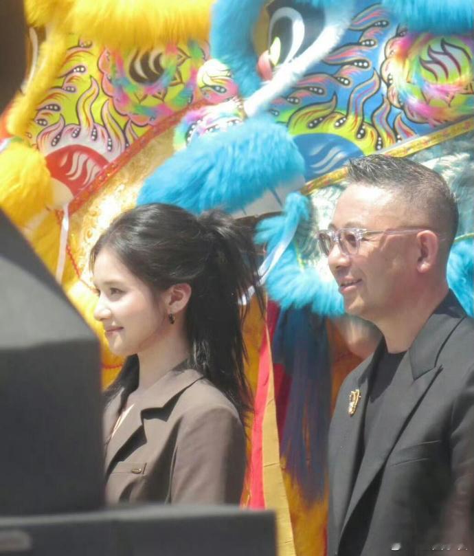 好牛啊，原来张婧仪的高眉骨可以给眼睛防晒，所以她能在太阳底下睁开眼[裂开] ​​