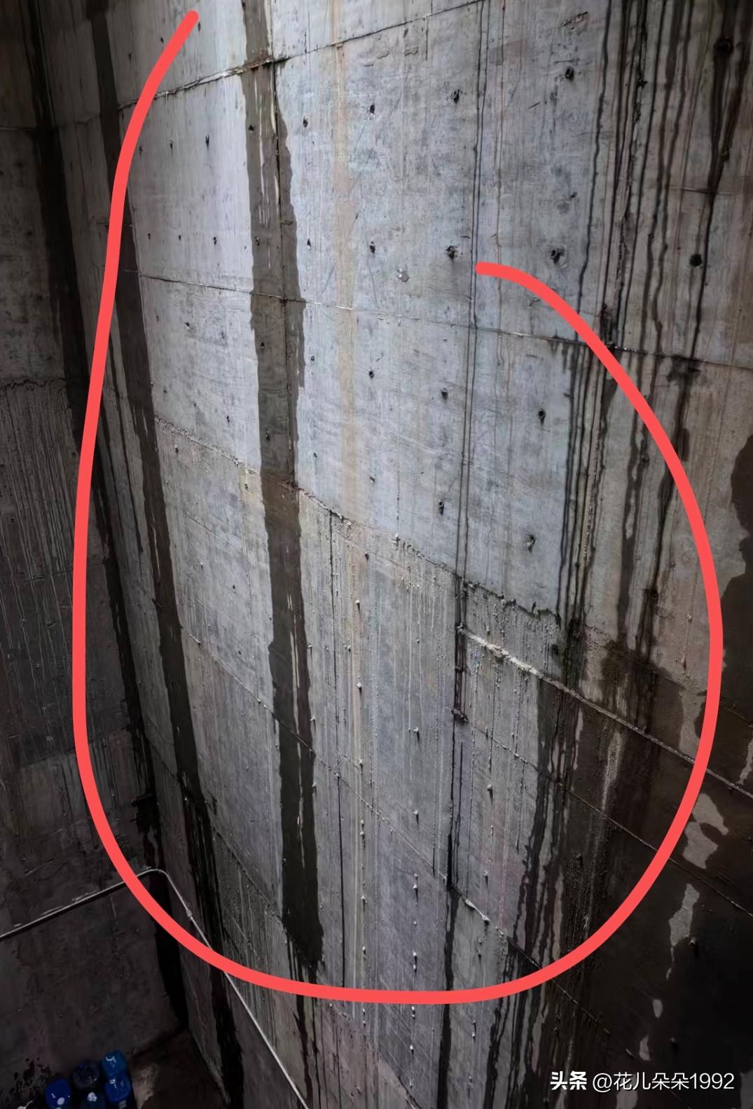 1000立方污水池在楼栋地下，这个合规吗？
因为最近小区闻到大量臭鸡蛋味，很多业