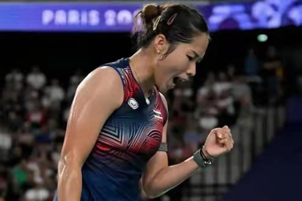 因达农2-0革通，第二局更是把队友轰出单局只得个位数的残暴比分，强势夺得首个东南