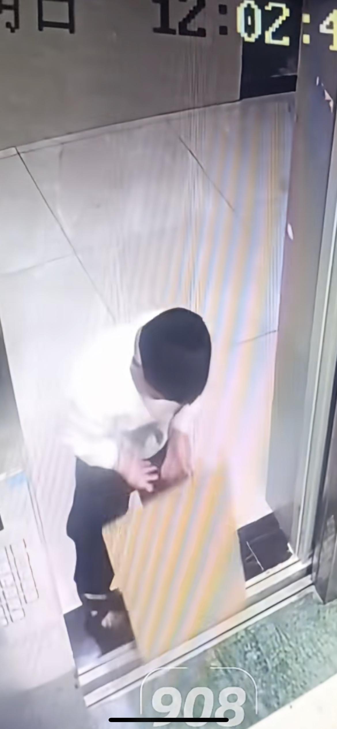 监控拍下惊险一幕，孩子将纸壳塞进电梯缝   ，4月12日  ，贵州毕节   ，安