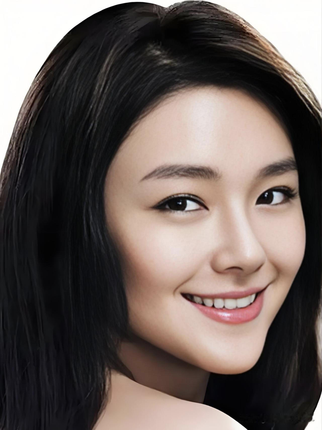 丛珊，银幕上的一抹东方诗意。从《牧马人》的纯真灵秀到岁月沉淀的优雅从容，她以演技