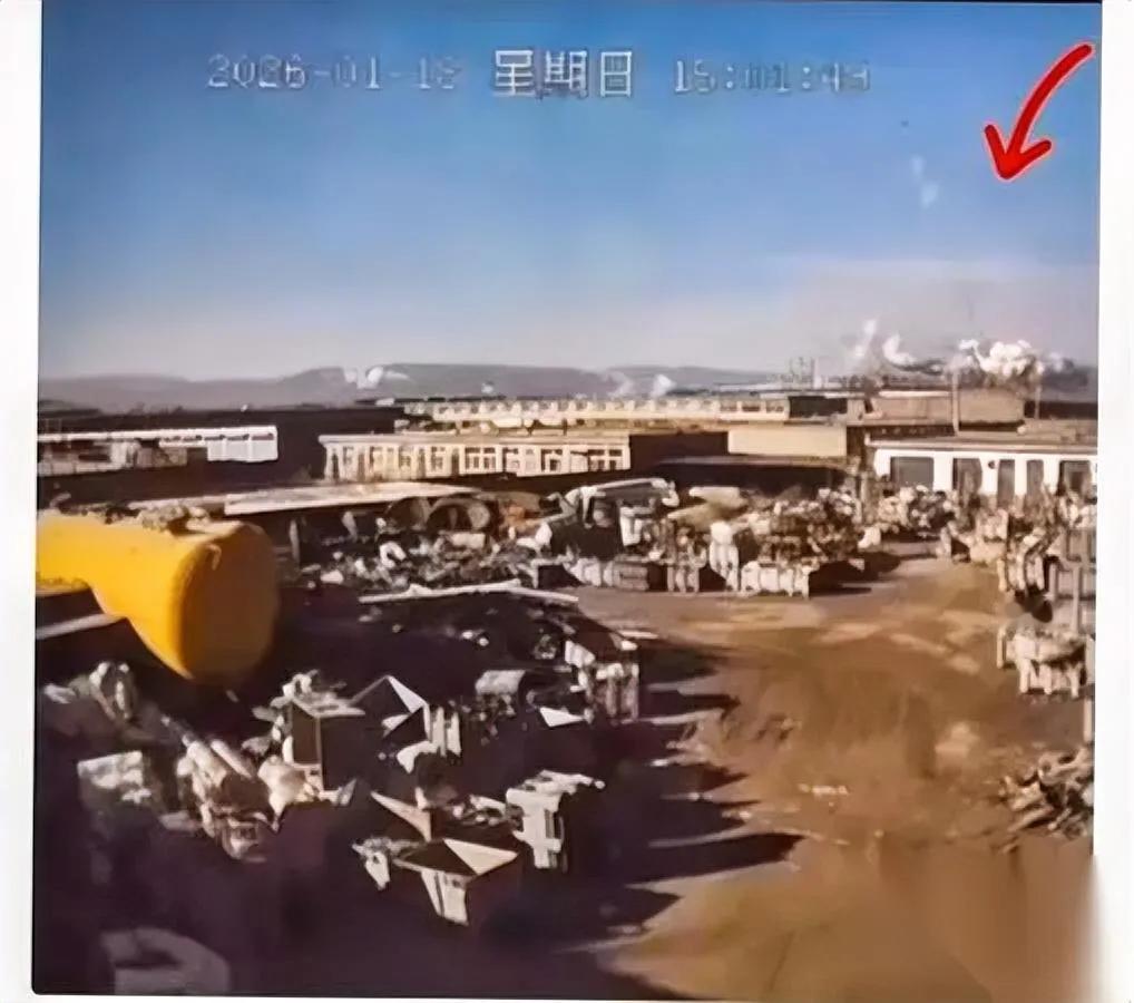 谁能想到

平时闷得像块砖的王工

藏着个“保命招”？

上周车间管道炸了，领导