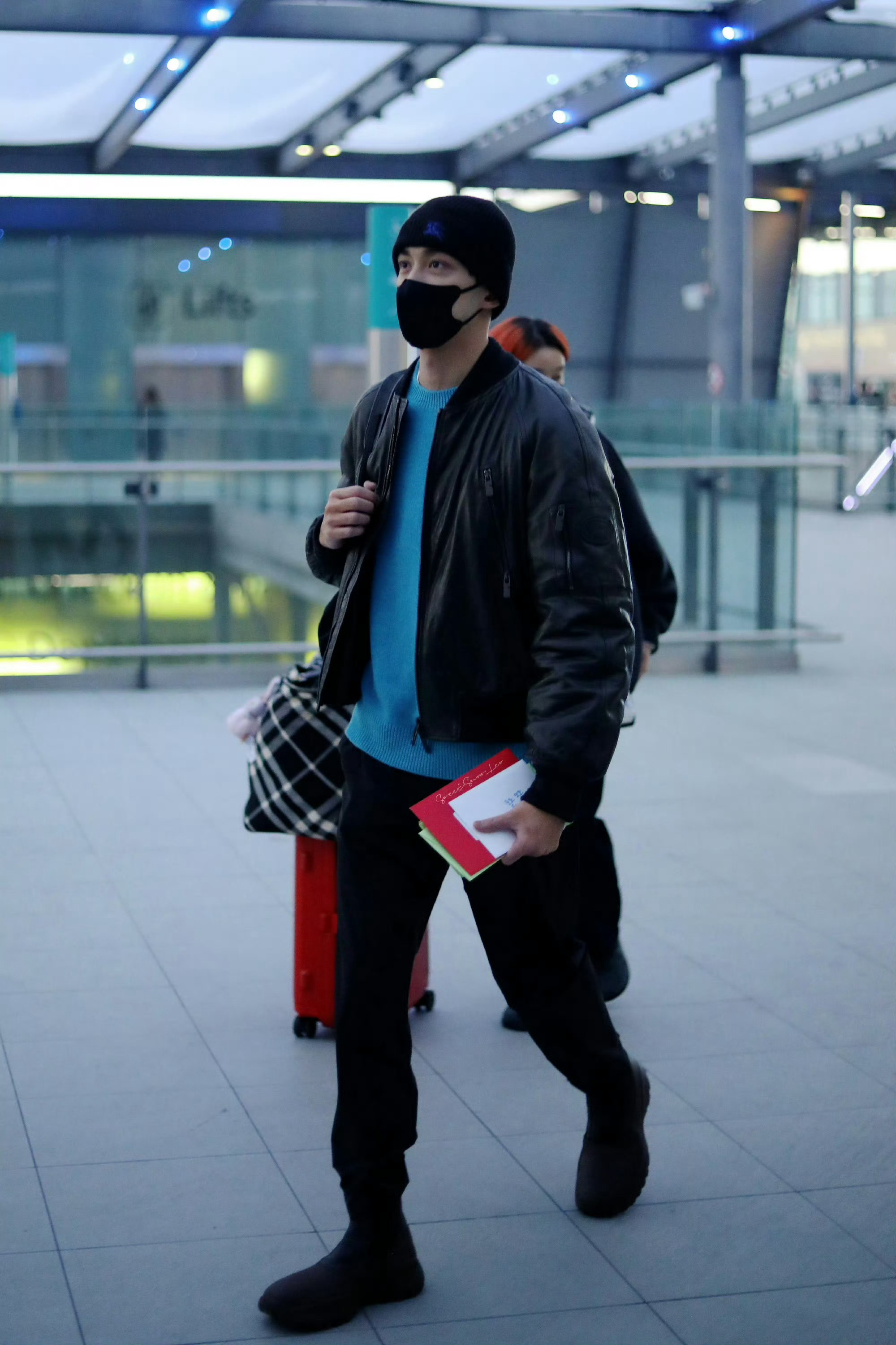 吴磊机场冷帽造型帅成啥样了 吴磊把机场通道走成了星光大道！冷帽压住刘海更显五官凌