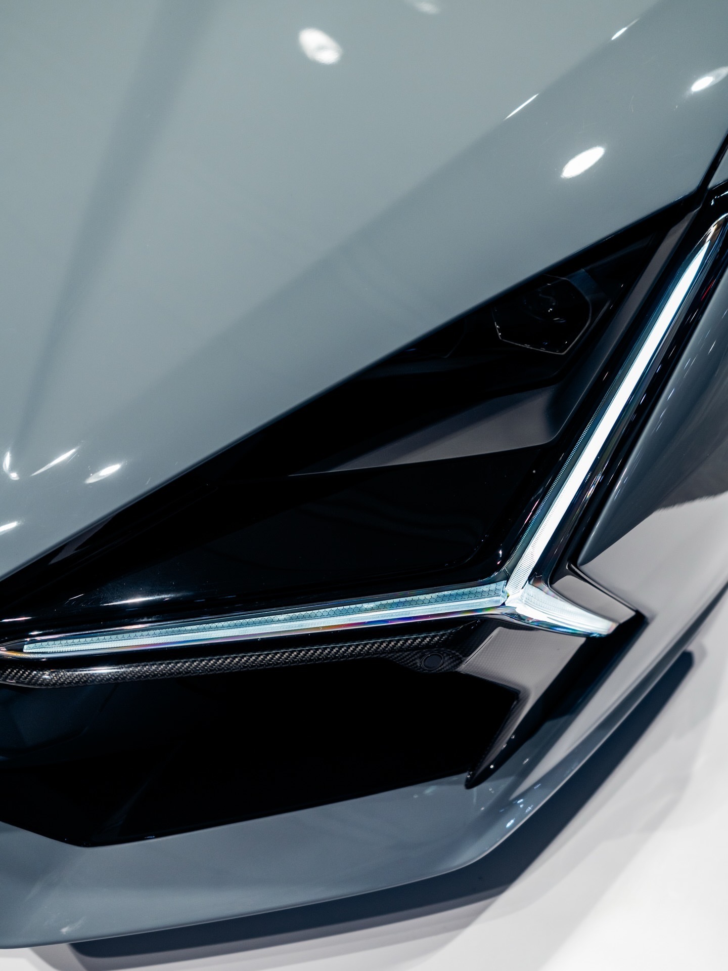 在兰博基尼60周年庆典前夕揭幕的Revuelto，是首款HPEV混合动力超级跑车