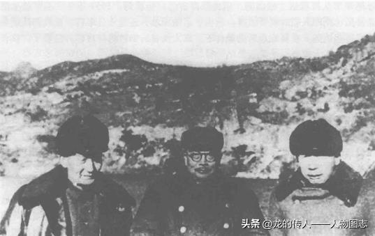 1951年12月，伍修权(右)在开城朝鲜停战谈判中方代表团驻地与李克农(中)、柯