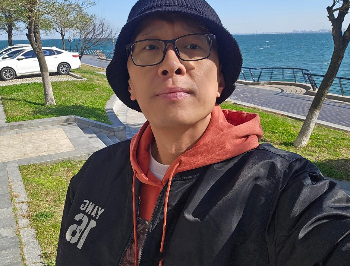 喜欢青岛初冬的清冷，下午又要忙碌起来了，去城阳采访海牛的保级大战，晚上9点和在D