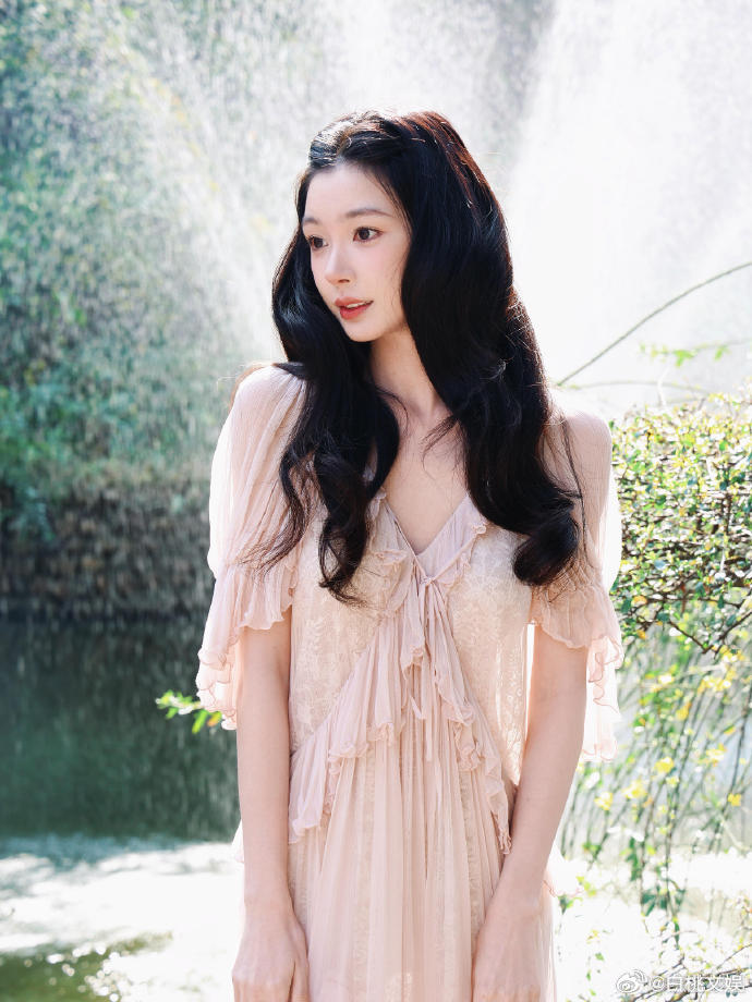 易梦玲进组告白易梦玲演告白女三 《告白》片场路透，易梦玲饰演的叶赛宁首次亮相。温