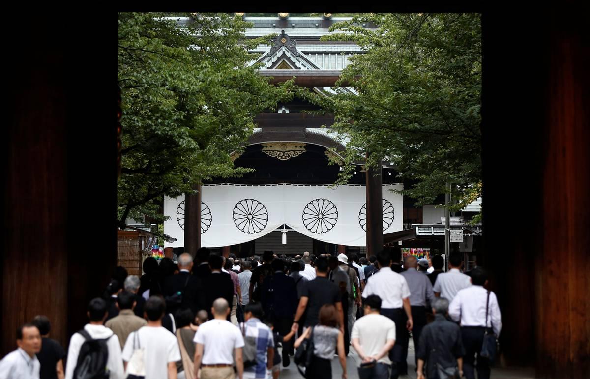 靖国神社早上6点还没开门，门外的参拜队伍已经排起来了。

8月15日，《每日新闻