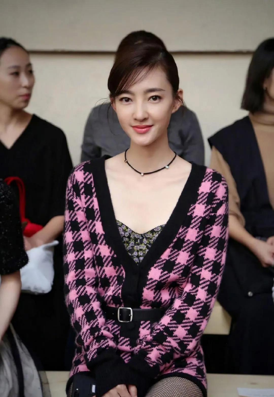 王丽坤的粉色格纹穿搭，把温柔和性感焊在了身上！
 
一件粉黑格纹的针织开衫，内搭