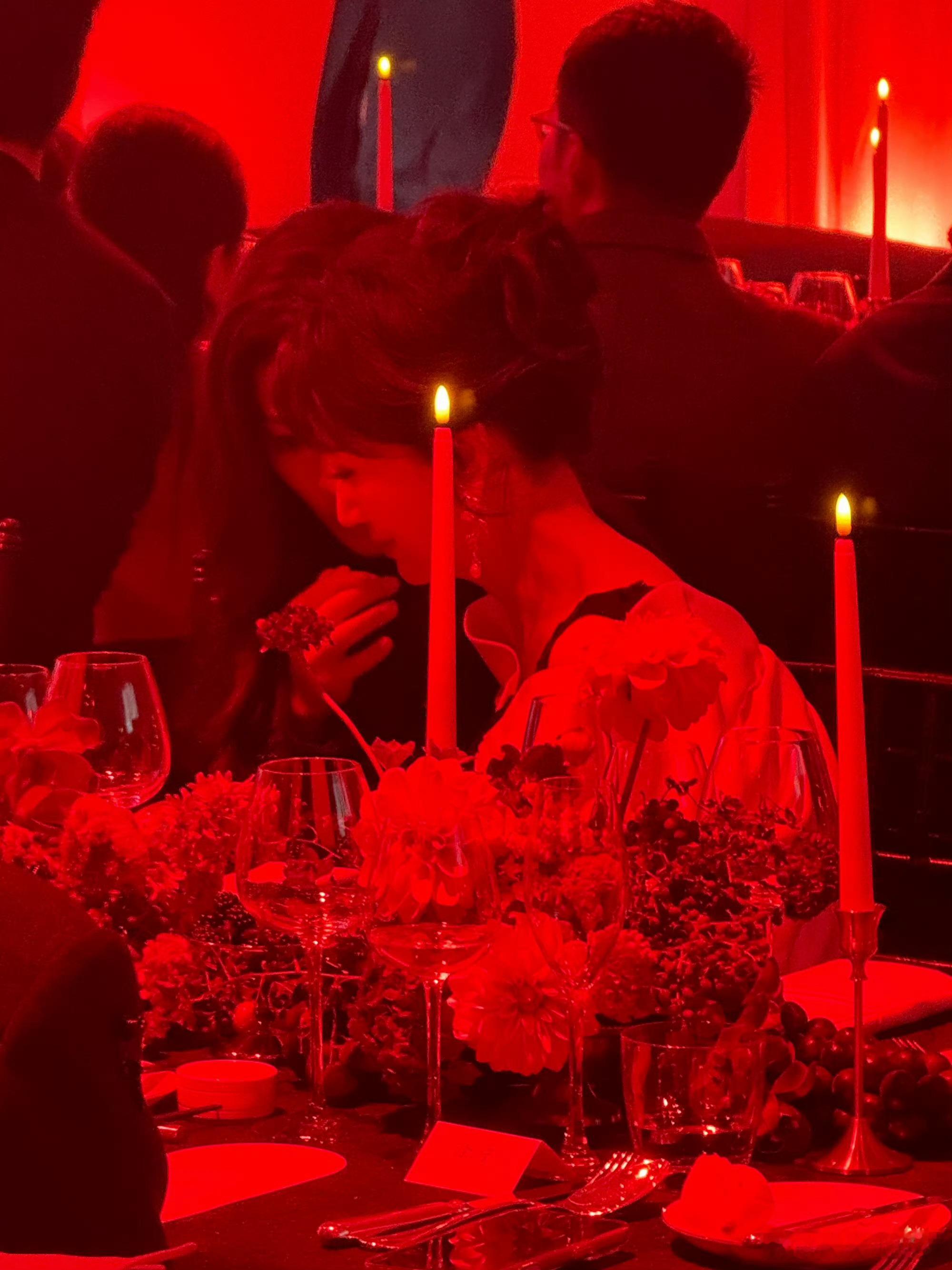 陈丽君赵雅芝叽里咕噜说啥呢想听陈丽君和赵雅芝同框互动，嘀嘀咕咕的样子超有画面感，