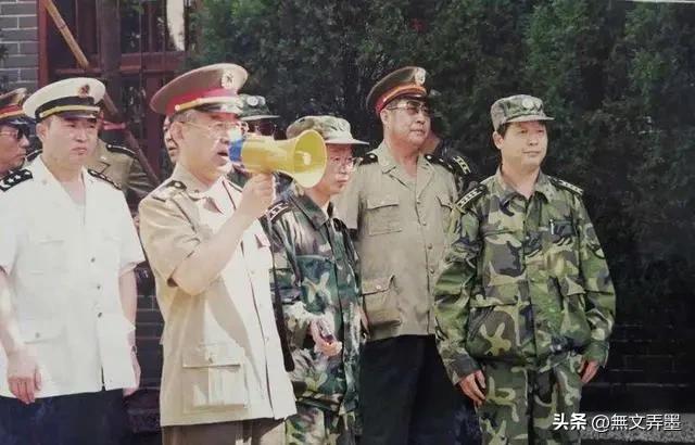 有人说他是“熬”出来的上将：38年经历五次授衔的唯一之人
1947年，16岁的他