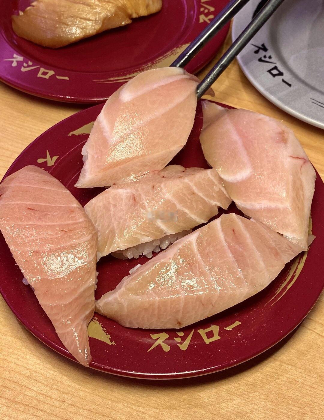 谢谢郎，吃上了🔟 r油滋滋大腩🥹
新店排队还是一如既往的夸张
幸好朋友提前拿