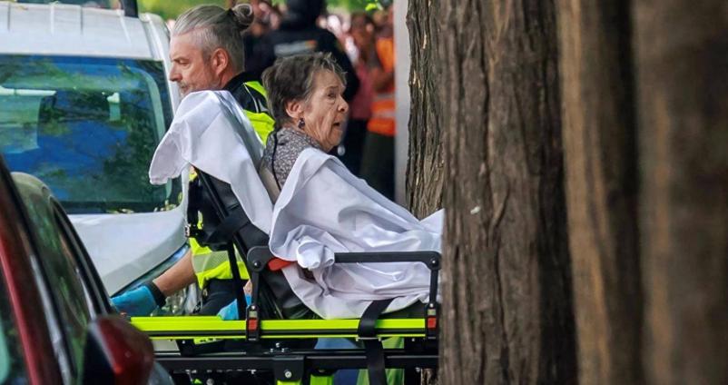 一个在同一套公寓住了70年的87岁老人，被警察用担架抬出去，然后死在医院里。这件