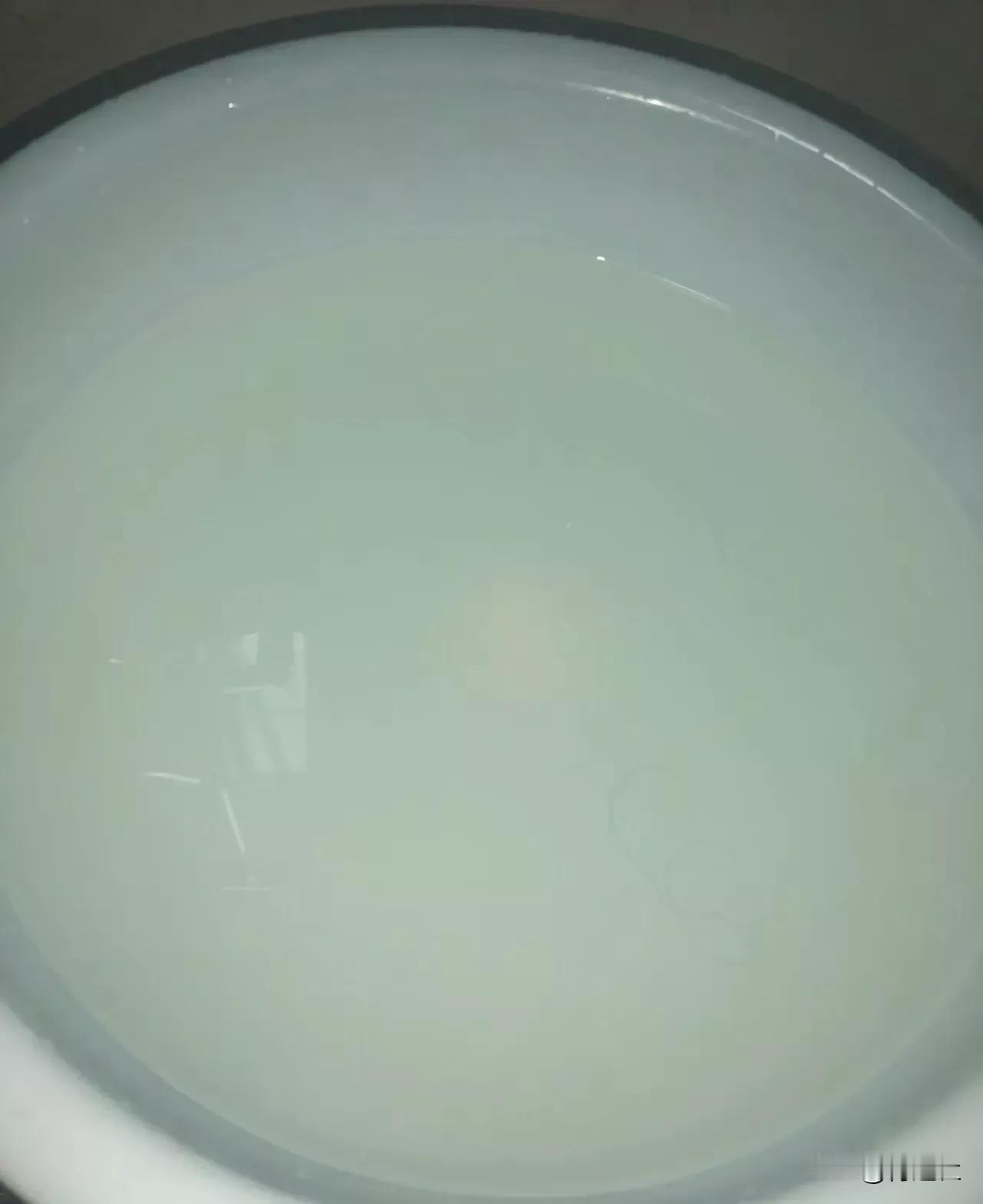 #如何使用盐水来洗头?#
使用盐水洗头是一种传统的自然疗法，可以帮助清洁头皮，减