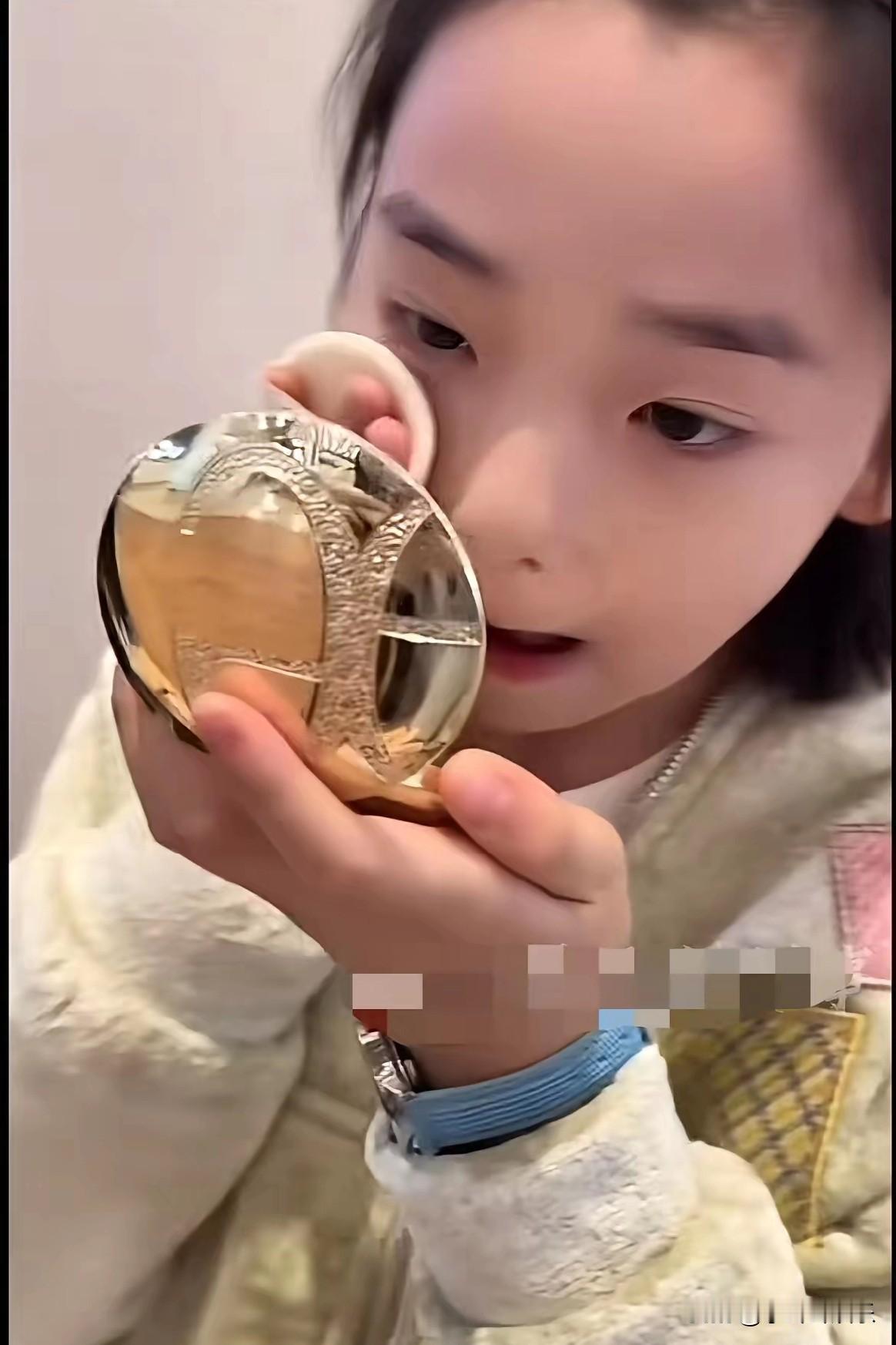 看到9岁的小酒窝给自己擦粉饼

喜欢她和不喜欢她的都沉默了

不是因为这孩子太成