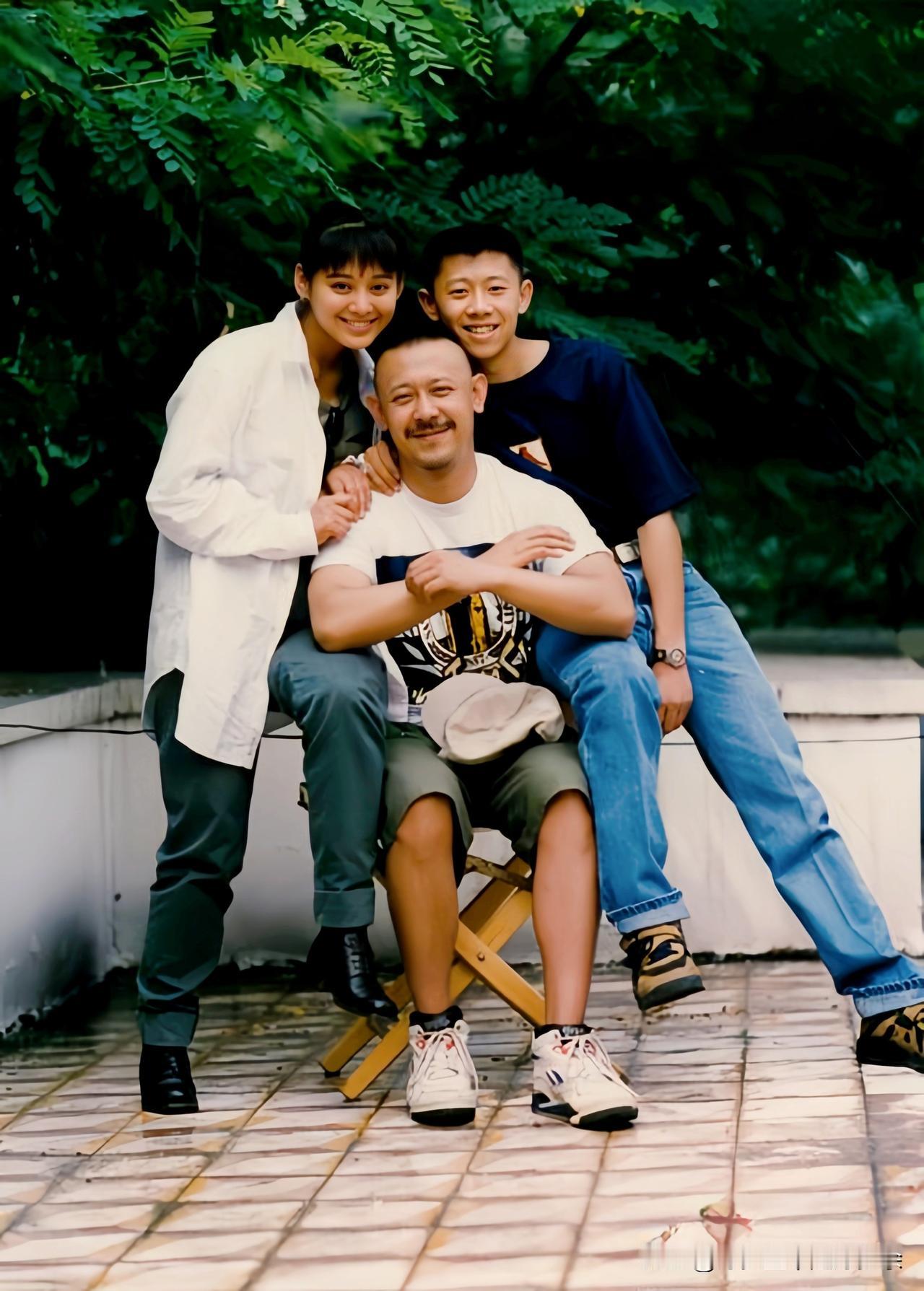 这是1993年姜文与宁静和夏雨在北京的一张合影，当时姜文30岁，宁静21岁，夏雨