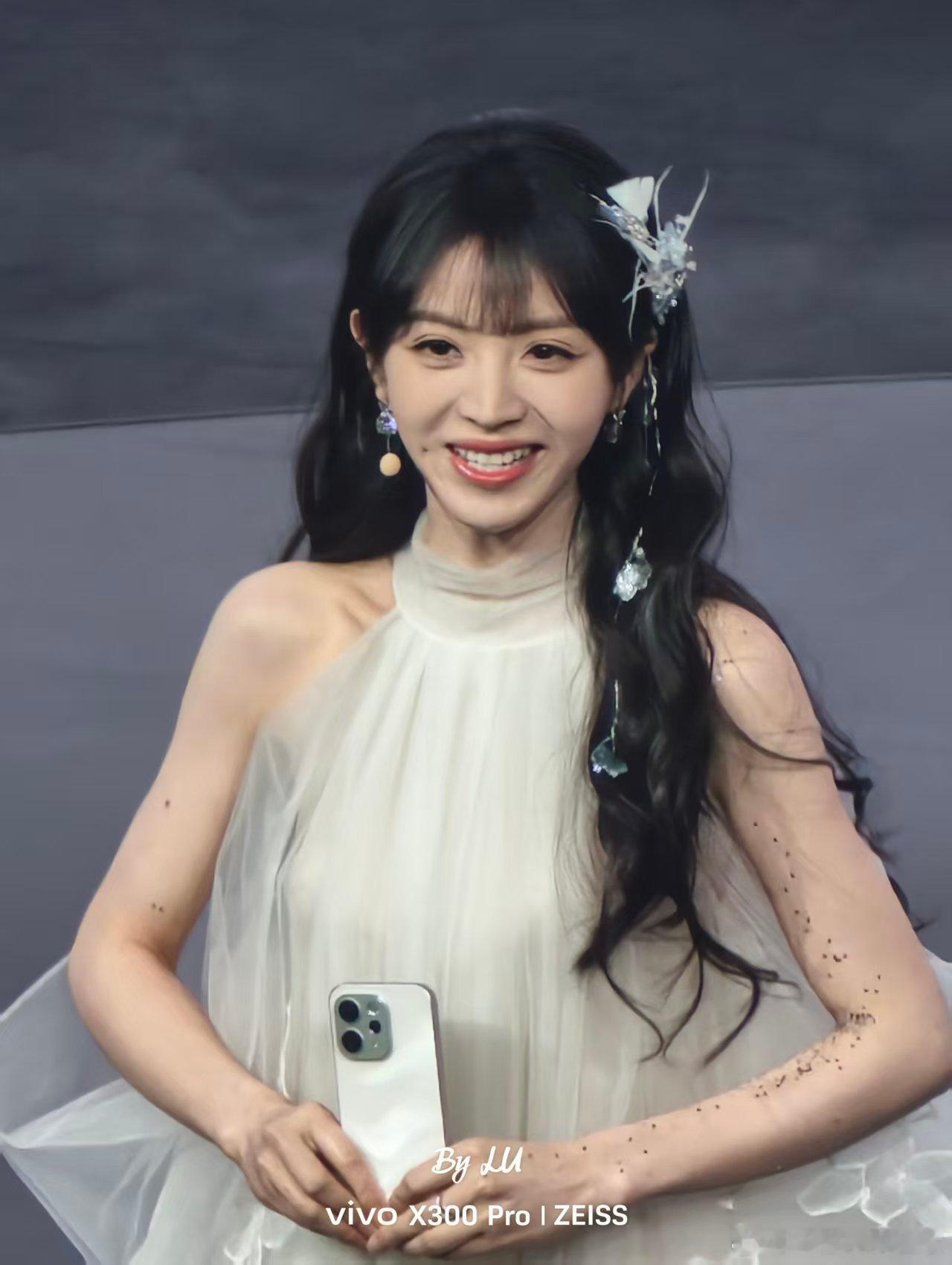 vivoS50系列美学大使田曦薇 虽然我没看过她的作品，但现场确实蛮甜的 