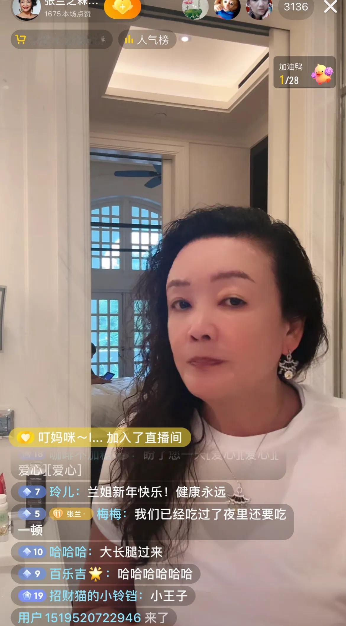 除夕，兰姐化妆打扮好和孙子孙女一块去吃年夜饭，早上游泳5个小时，暴晒了5个小时，