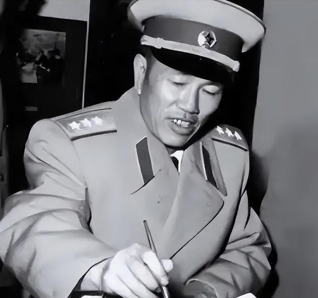 77年邓华复出当晚不摆庆功宴，却把子女叫到跟前：记住这5个人，他们在我落难18年