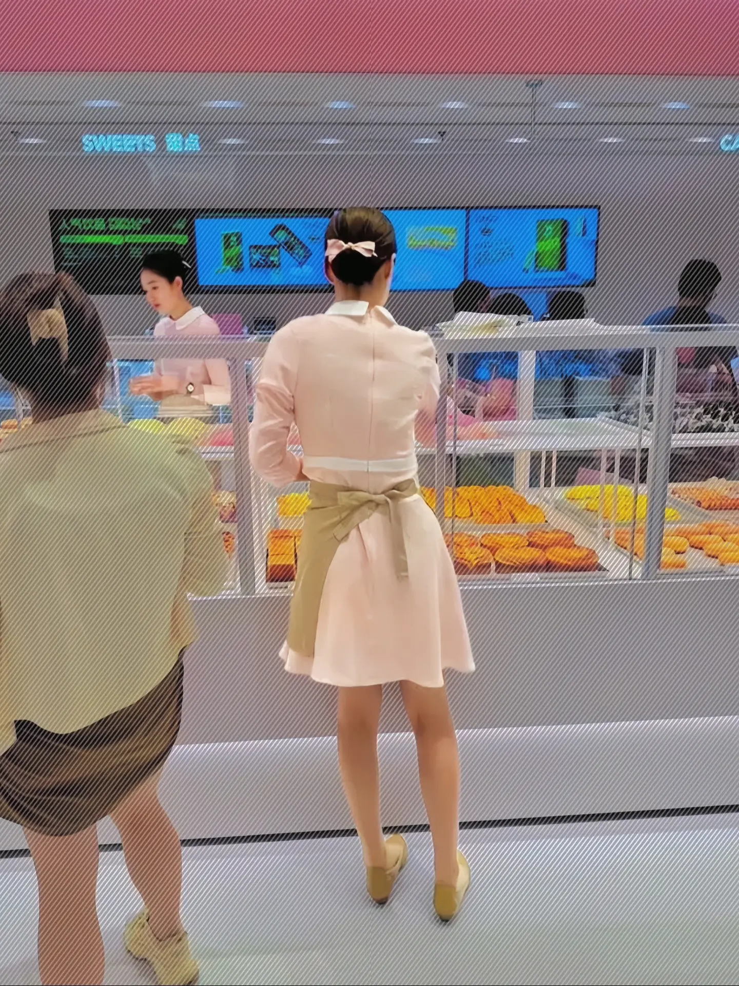 好利来女服务员